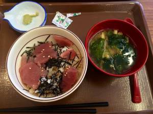 tuna sashimi in a rice bowl and misu soup